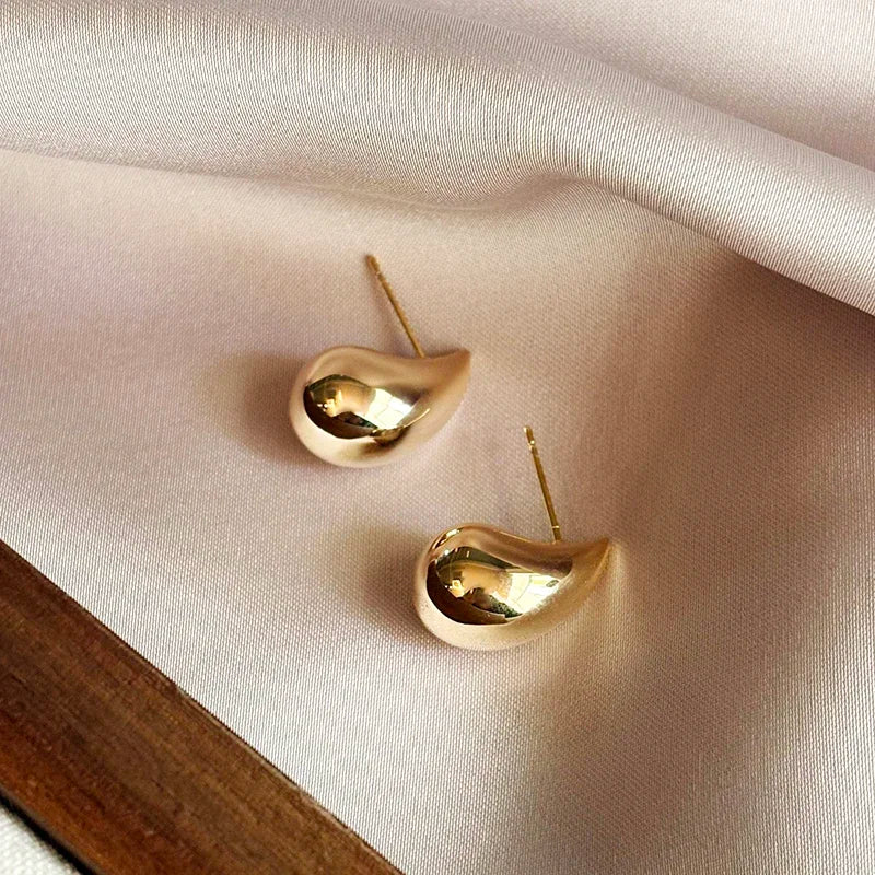 Simple Metal Gold Color Droplet Shaped Earrings for European American Womens Fashionable Design Jewelry Exquisite Accessories