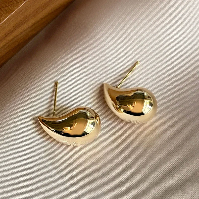 Simple Metal Gold Color Droplet Shaped Earrings for European American Womens Fashionable Design Jewelry Exquisite Accessories