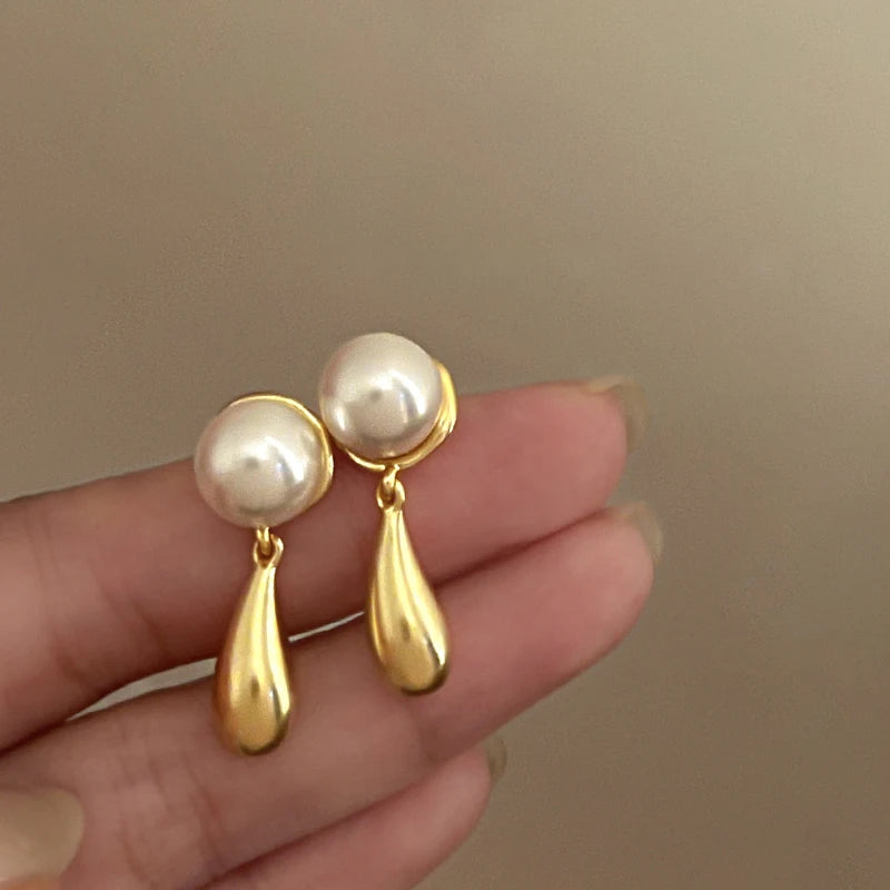 Simple Metal Gold Color Droplet Shaped Earrings for European American Womens Fashionable Design Jewelry Exquisite Accessories